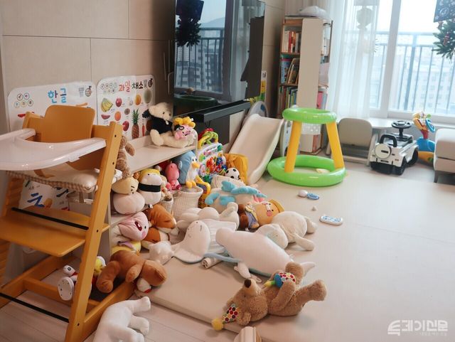 아이들 장난감으로 가득한 최유지씨의 집 거실 일부.ⓒ투데이신문