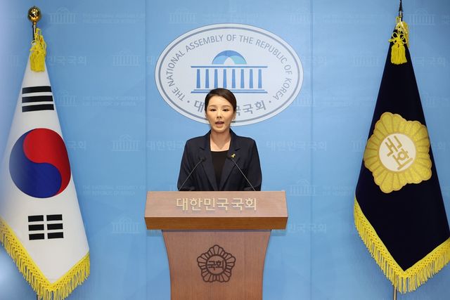 강미정 조국혁신당 대변인이 지난 4일 서울 여의도 국회 소통관에서 당내 성비위 의혹과 관련한 탈당 기자회견을 하고&nbsp; 있는 모습. [사진제공=뉴시스]&nbsp;