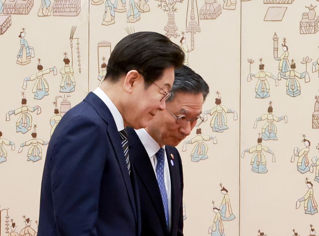 지난 7월 23일 이재명 대통령이 서울 용산 대통령실 청사에서 열린 임명장 및 위촉장 수여식에서 정성호 법무부 장관에게 임명장을 수여한 뒤 이동하고 있는 모습. [사진제공=뉴시스]<br>