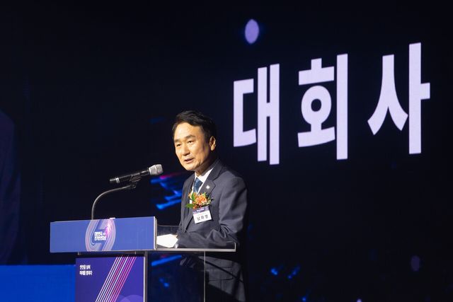 8일 오전 세종대 컨벤션센터에서 열린 2025 전기안전대상에서 한국전기안전공사 남화영 사장이 대회사를 하고 있다. [사진=한국전기안전공사]