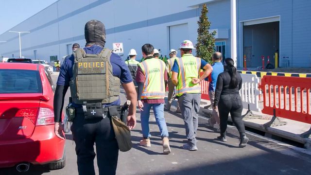 미국 이민 단속 당국이 홈페이지를 통해 지난 4일(현지시간) 조지아주 현대차그룹-LG에너지솔루션의 합작 배터리 공장 건설현장에서 벌인 불법체류·고용 단속 현장 영상을 홈페이지에 공개했다. [사진출처= 뉴시스]<br>