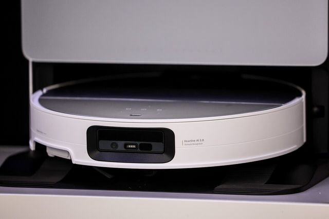 서울 시내 한 가전매장에 진열된 중국산 로봇청소기의 카메라 모습 [사진=뉴시스]