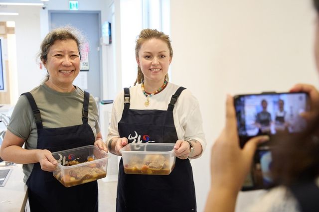 지난 5일 한식진흥원과 한우자조금관리위원회가 공동 주최한 한우 쿠킹클래스에서 참가자들이 직접 조리한 한우 갈비찜을 들고 기념 촬영을 하고 있다. [사진제공=한우자조금관리위원회]