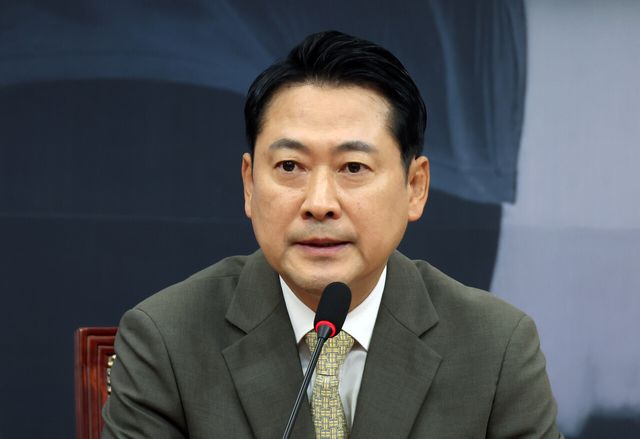 장동혁 국민의힘 대표가 9일 서울 여의도 국회에서 정청래 더불어민주당 대표 교섭단체연설 관련 입장 발표를 하고 있는 모습. [사진제공=뉴시스]<br>