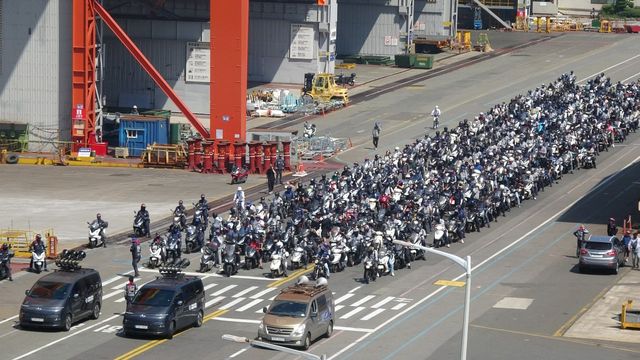 HD현대중공업 노동조합이 지난 3일 4시간 부분파업을 벌인 가운데 노조 조합원들이 사내 도로를 돌며 오토바이 경적 시위를 진행하고 있다. [사진=현대중공업 노동조합/뉴시스]
