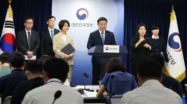 윤호중 행정안전부 장관이 지난 7일 서울 종로구 정부서울청사에서 정부조직 개편방안 등 고위당정협의회 결과 브리핑을 하고 있다. [사진제공=뉴시스]