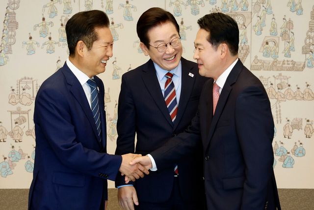 이재명 대통령이 지난 8일 서울 용산 대통령실 청사에서 열린 여야 지도부 오찬 회동에서 정청래 더불어민주당 대표와 장동혁 국민의힘 대표의 악수 모습을 보며 활짝 웃고 있는 모습. [사진제공=뉴시스]<br>