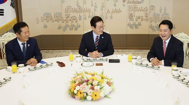 &nbsp;이재명 대통령이 지난 8일 서울 용산 대통령실 청사에서 열린 여야 지도부 오찬 회동에서 정청래 더불어민주당 대표, 장동혁 국민의힘 대표와 대화하고 있는 모습. [사진제공=뉴시스]&nbsp;<br>