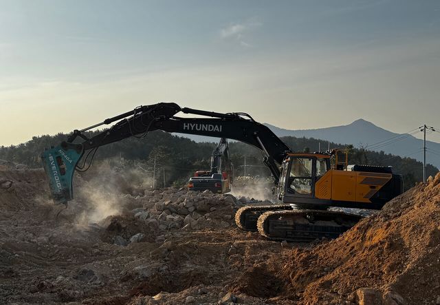포스코이앤씨가 지난해 9월 실증한 원격제어 굴착기 모습. [사진=포스코이앤씨]