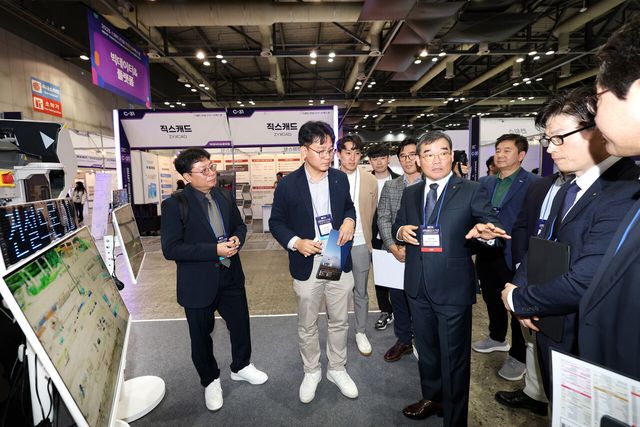 대우건설 김보현 대표이사가 지난해 11월 스마트건설 엑스포 행사 전시장을 둘러보고 있다. [사진=대우건설]