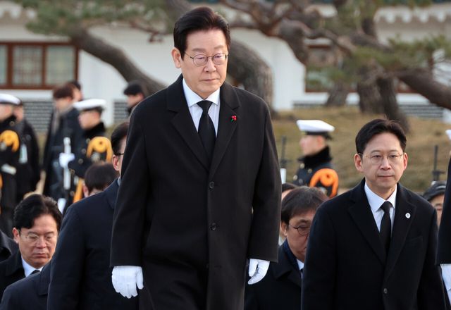 1일 이재명 대통령이 서울 동작구 국립서울현충원 현충탑 참배를 위해 들어서고 있다. [사진=뉴시스]