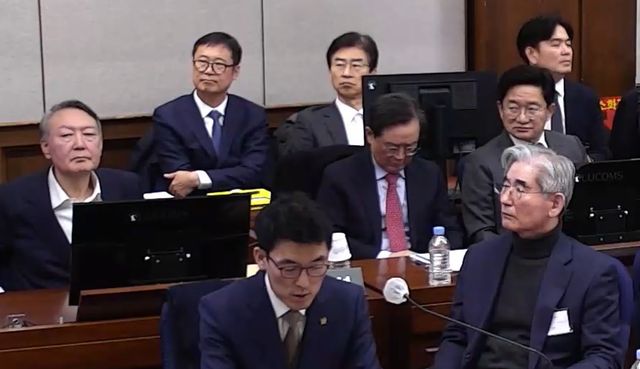 12·3 비상계엄 관련 내란 우두머리 혐의로 기소된 윤석열 전 대통령이 지난 9일 서울 서초구 서울중앙지법에서 진행된 1심 결심공판에 출석해 있다. [사진제공=뉴시스]