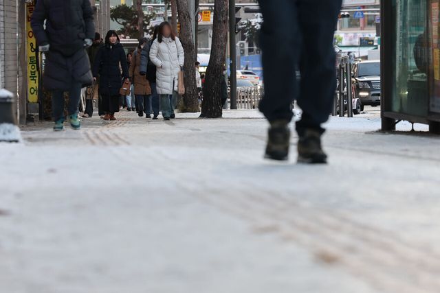 폭설 후 한파로 도로 곳곳이 얼어붙었던 지난달 12월 5일 서울 중구 충무로역 인근 모습. [사진제공=뉴시스]