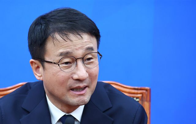 한병도 더불어민주당 신임 원내대표가 11일 오후 서울 여의도 국회에서 기자간담회를 열고 발언하고 있다. [사진제공=뉴시스]<br>