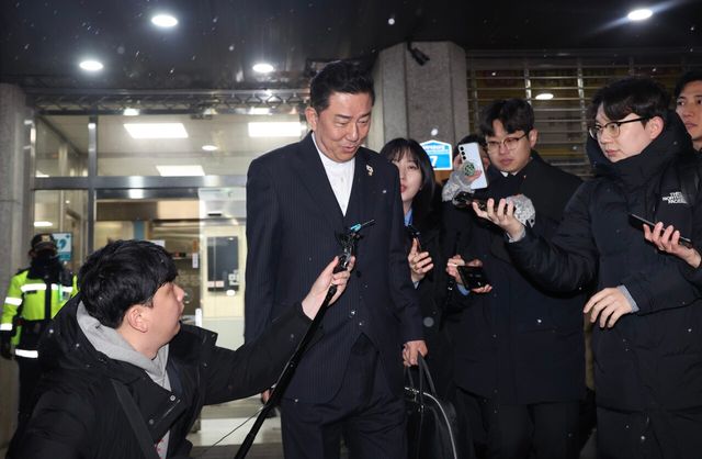 김병기 더불어민주당 전 원내대표가 지난 12일 서울 여의도 중앙당사에서 열린 윤리심판원 회의 출석을 마치고 밖으로 나서고 있다. [사진제공=뉴시스]<br>