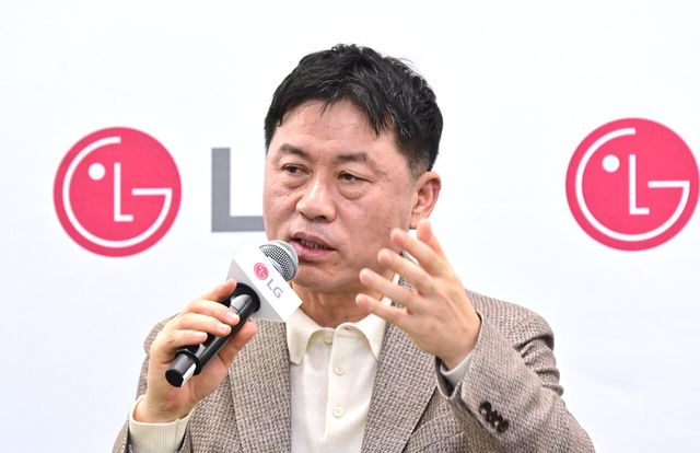 LG전자 류재철 CEO가 지난 7일(현지시간) 미국 라스베이거스에서 열린 기자 간담회에서 사업 전략을 소개하고 있다. [사진=LG전자]