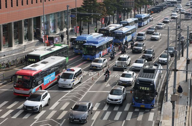 지난달 24일 서울 중구 서울역버스환승센터에 버스들이 오고 가고 있다. [사진제공=뉴시스]