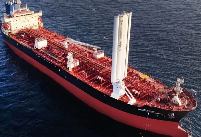 HD한국조선해양이 자체 개발한 ‘윙세일’ 시제품의 해상 실증 모습. [사진=HD현대]