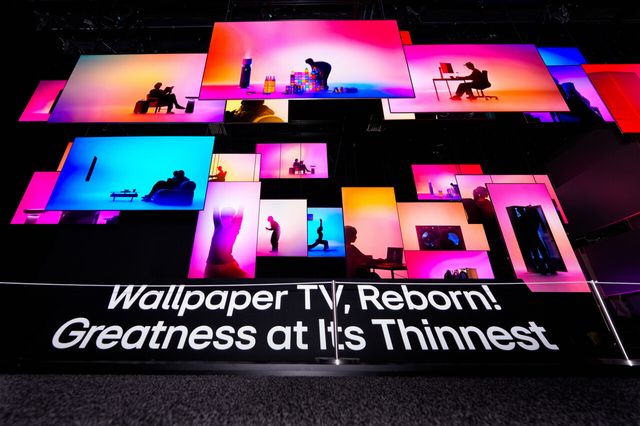 CES 2026에서 공개한 LG전자 무선 월페이퍼 TV ‘LG 올레드 에보(evo) W6’가 해외 주요 매체들로부터 호평을 받았다. 현지에 마련된 LG전자 전시관 입구에는 초슬림·초밀착 무선 월페이퍼 TV ‘LG 올레드 에보 AI W6’ 28대로 구성된 초대형 오브제가 관람객들을 맞이해 높은 관심을 받았다. [사진=LG전자]