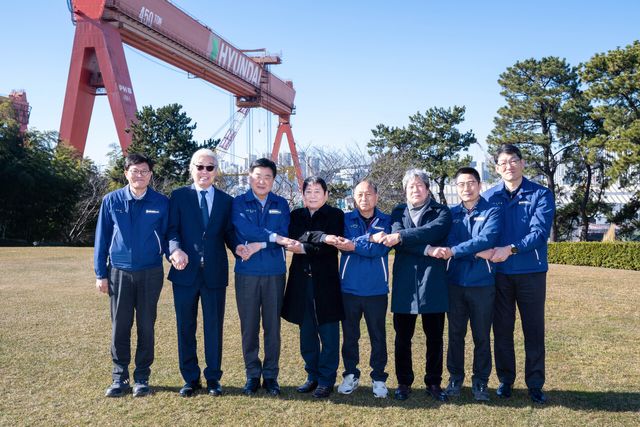 HD현대 권오갑 명예회장(왼쪽 세 번째)이 울산 HD현대중공업 영빈관에서 전임 노조 지부장들과 상생 오찬을 가졌다. [사진=HD현대]