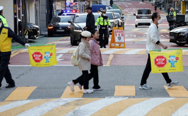지난해 11월 4일 4일 서울 강남구 소재 한 초등학교 인근에서 학생들이 걸음을 옮기고 있다. [사진제공=뉴시스]