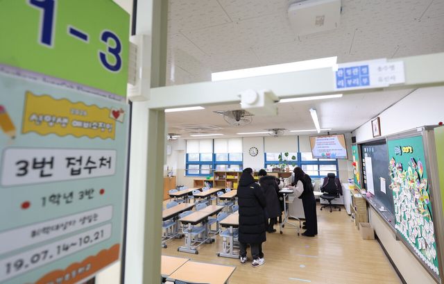 2026학년도 취학대상자 예비소집일인 지난 6일 인천 소재 모 초등학교에 입학을 앞둔 예비 초등학생과 학부모가 방문해 있다. [사진제공=뉴시스] <br>