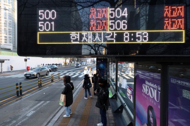 서울 시내버스노조가 총파업에 돌입한 13일 오전 서울 용산구의 한 버스정류장 버스정보안내판에 버스 위치가 '차고지'로 표시돼 있다. [사진제공=뉴시스]