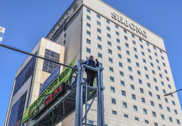 지난해 2월 고공농성 중인 민주노총 세종호텔 노조 고진수 지부장. [사진제공=뉴시스]