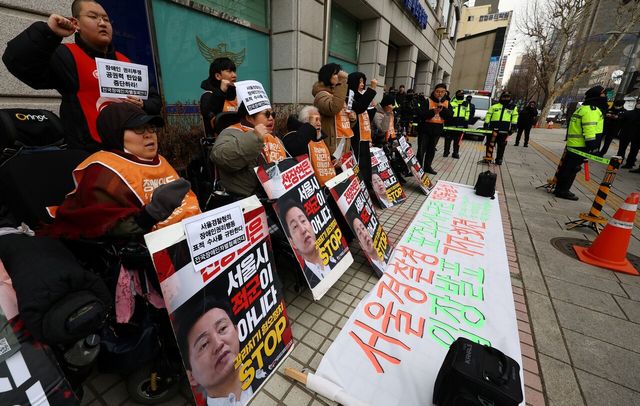 전국장애인차별철폐연대 박경석 공동대표와 활동가들을 비롯한 참석자들이 지난 12일 서울 종로구 혜화경찰서 앞에서 서울경찰청 표적수사 규탄 및 합동 출석 입장 발표 기자회견을 진행하고 있다. [사진제공=뉴시스]<br>