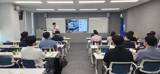 ‘도시·광역철도 역무협의체’ 참여자들이 회의를 통해 다양한 의견을 나누고 있다. [사진=서울교통공사]