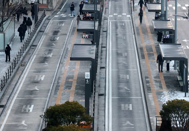 서울 시내버스가 전면 파업에 돌입한 13일 오전 한산한 서울 중구 서울역 버스환승센터의 모습. [사진제공=뉴시스]