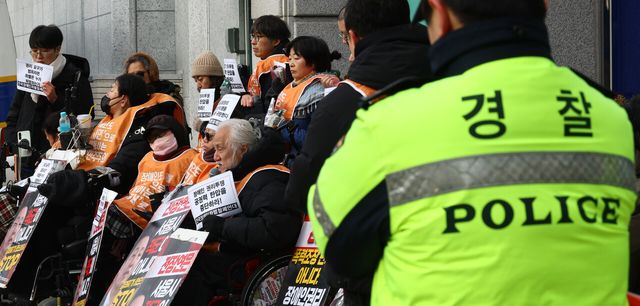 전국장애인차별철폐연대 박경석 공동대표와 활동가들을 비롯한 참석자들이 지난 12일 서울 종로구 혜화경찰서 앞에서 서울경찰청 표적수사 규탄 및 합동 출석 입장 발표 기자회견을 진행하고 있다. [사진제공=뉴시스]