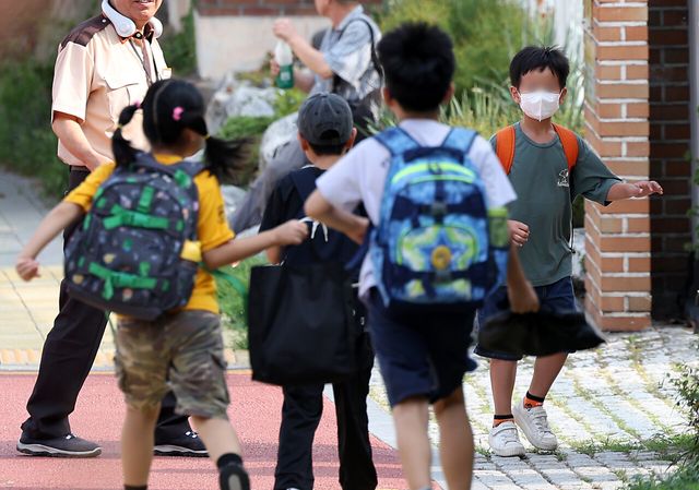 2024년 8월 20일 오전 서울의 한 초등학교에 학생들이 등교하고 있다. [사진제공=뉴시스]