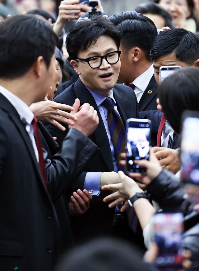 한동훈 전 국민의힘 대표가 지난해 12월 21일 경기 고양시 킨텍스 그랜드볼룸에서 열린 토크콘서트에 입장하고 있다. [사진제공=뉴시스]