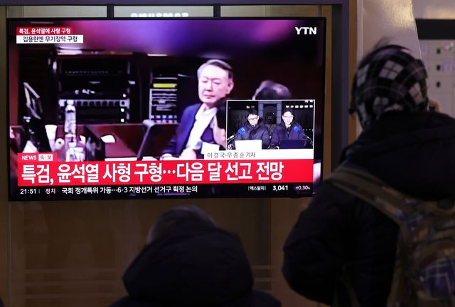 특검이 12·3 비상계엄 관련 내란 우두머리 혐의를 받는 윤석열 전 대통령에 사형을 구형한 지난 13일 오후 서울역 대합실에서 시민들이 관련 뉴스를 시청하고 있다. [사진제공=뉴시스]<br>