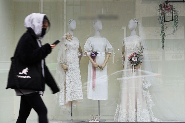 2022년 3월 서울 마포구 소재 한 상점에 진열된 웨딩드레스. [사진제공=뉴시스]