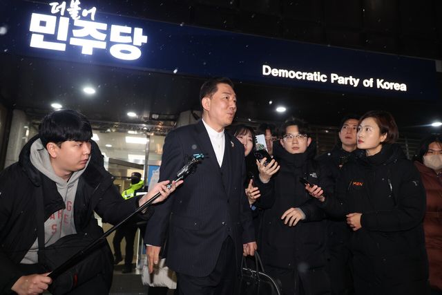 김병기 더불어민주당 전 원내대표가 지난 12일 서울 여의도 중앙당사에서 열린 윤리심판원 회의 출석을 마치고 난 뒤 밖으로 나서고 있다. [사진제공=뉴시스]&nbsp;