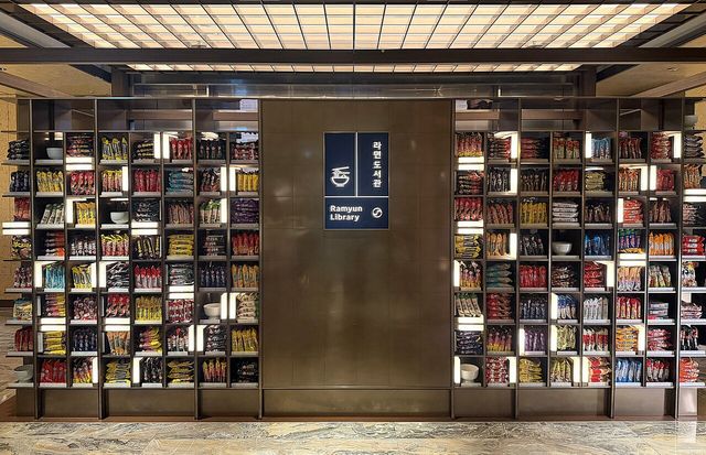 인천공항 T2 대한항공 프레스티지 라운지 ‘라면 라이브러리’. [사진=오뚜기]