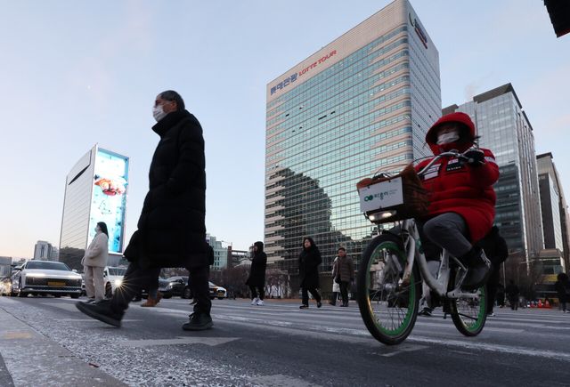 지난 12일 서울 종로구 한 거리에서 시민들이 출근하고 있다. [사진제공=뉴시스]<br>