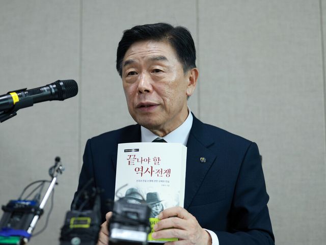 김형석 신임 독립기념관장이 지난해 8월 12일 서울 용산구 서울지방보훈청에서 광복절 경축식 취소 및 뉴라이트 성향 의혹 등에 대해 발언하고 있다. [사진제공=뉴시스]