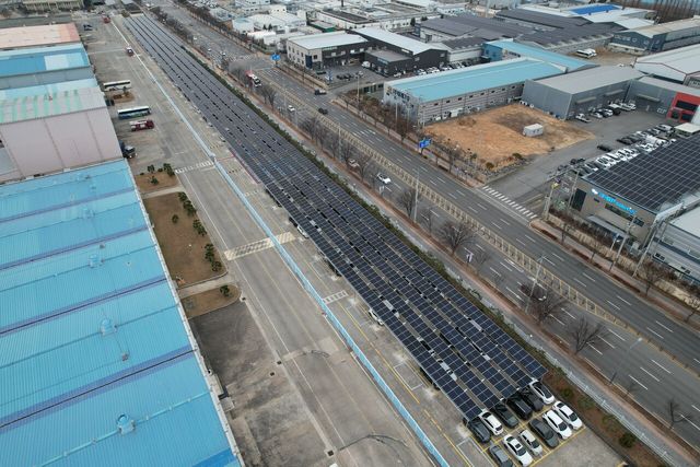 코오롱인더스트리 구미공장 북측 주차장에 설치된 태양광 발전 설비 모습. [사진=코오롱인더스트리]