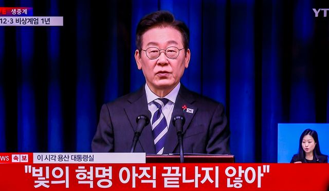 &nbsp;12·3 비상계엄 1년을 맞은 지난해 12월 3일 서울 중구 서울역 대합실에서 이재명 대통령의 대국민 특별성명 발표가 TV를 통해 중계되고 있다. [사진제공=뉴시스]<br>