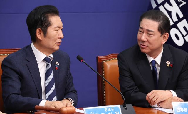 정청래 더불어민주당 대표가 지난해 12월 24일 오전 서울 여의도 국회에서 열린 최고위원회의에서 김병기 원내대표와 대화를 하고 있다. [사진제공=뉴시스]<br>