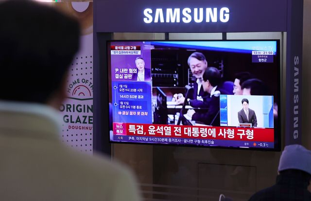 내란특검이 12·3 비상계엄 관련 내란 우두머리 혐의를 받는 윤석열 전 대통령에 사형을 구형한 지난 13일 오후 서울역 대합실에서 시민들이 관련 뉴스를 보고 있다. [사진제공=뉴시스]