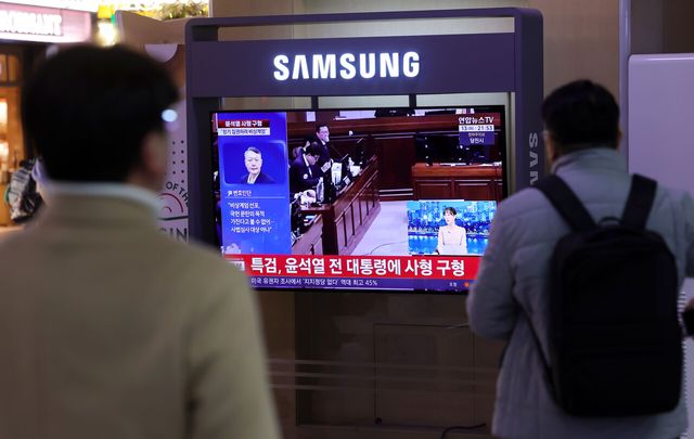 특검이 12·3 비상계엄 관련 내란 우두머리 혐의를 받는 윤석열 전 대통령에 사형을 구형한 지난 13일 오후 서울역 대합실에서 시민들이 관련 뉴스를 지켜보고 있다. [사진제공=뉴시스]<br>