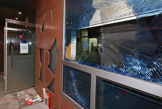 &nbsp;19일 윤석열 대통령 지지자들의 폭력 사태가 벌어진 서울 마포구 서울서부지방법원의 외벽과 유리창이 파손돼 있다. 2025.01.19. hwang@newsis.com<br>