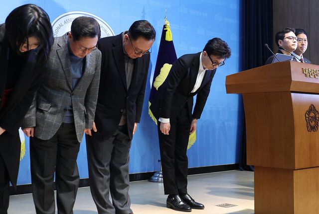 한동훈 전 국민의힘 대표와 친한계 의원들이 14일 서울 여의도 국회 소통관에서 중앙윤리위원회의 자신에 대한 제명 결정과 관련해 입장을 밝힌 뒤 인사를 하고 있다. [사진제공=뉴시스]