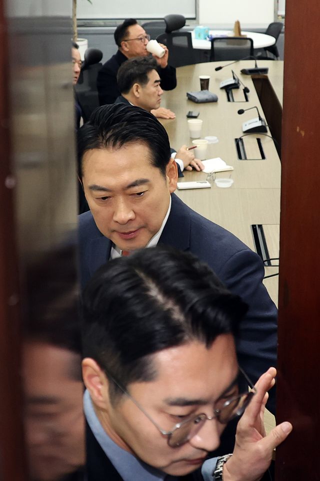 장동혁 국민의힘 대표가 15일 오전 서울 여의도 국회에서 초재선모임 '대안과 미래' 소속 의원들과 면담을 끝낸 뒤 회의실에서 나오고 있다. [사진제공=뉴시스]