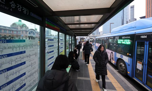 서울 시내버스 노사 간 임금 협상이 타결되면서 정상 운행을 시작한 15일 오전 서울 중구 서울역 버스환승센터의 모습. [사진제공=뉴시스]