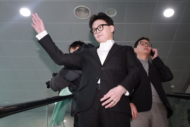 한동훈 전 국민의힘 대표가 14일 서울 여의도 국회 소통관에서 당 윤리위원회가 본인을 제명 결정한 것과 관련해 기자회견을 마치고 나서며 지지자들에게 인사하고 있다. [사진제공=뉴시스/공동취재단]